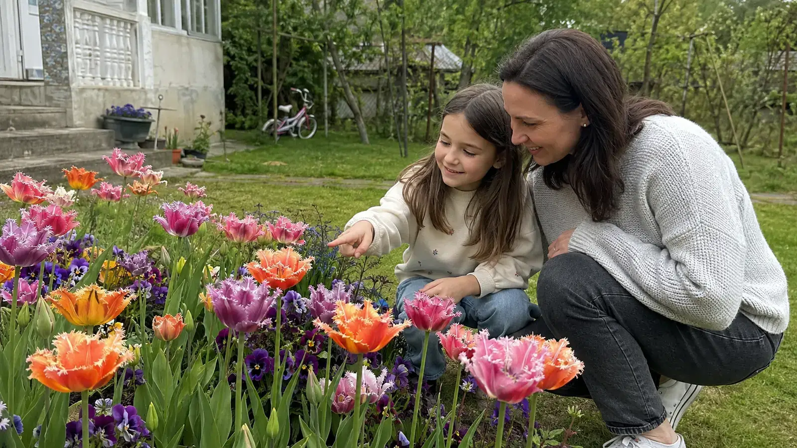 Чоловік показує результат у саду